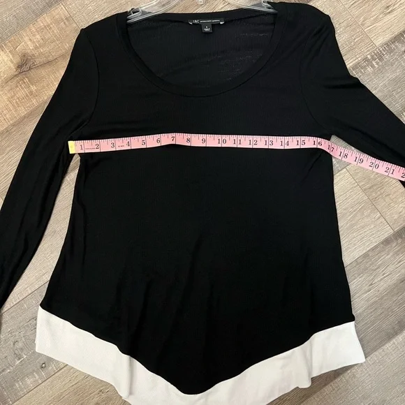 SALE 2/$20 INC Black & white Long Sleeve Tunic w/hankerchief hem - Picture 4 of 6